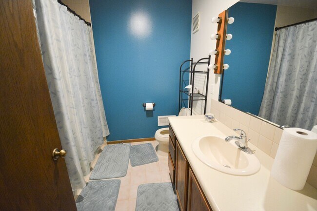 Building Photo - 3-Bedroom NE Rochester home with Sunroom, Fenced Backyard & Attached Garage