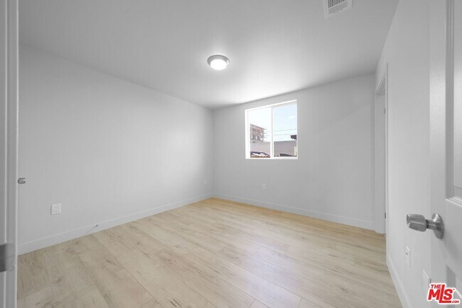Building Photo - 236 W 84th Pl