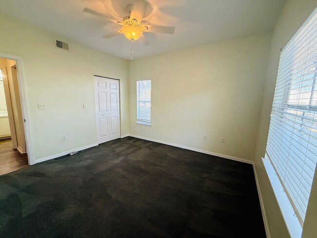 Building Photo - 2 Bedroom Condo For Rent in Carrollwood!