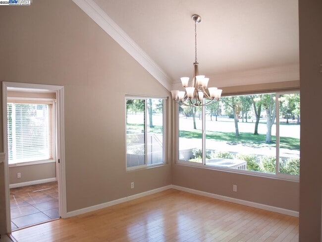 Building Photo - 647 Doral Dr