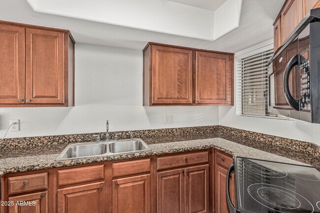 Building Photo - 985 N Granite Reef Rd