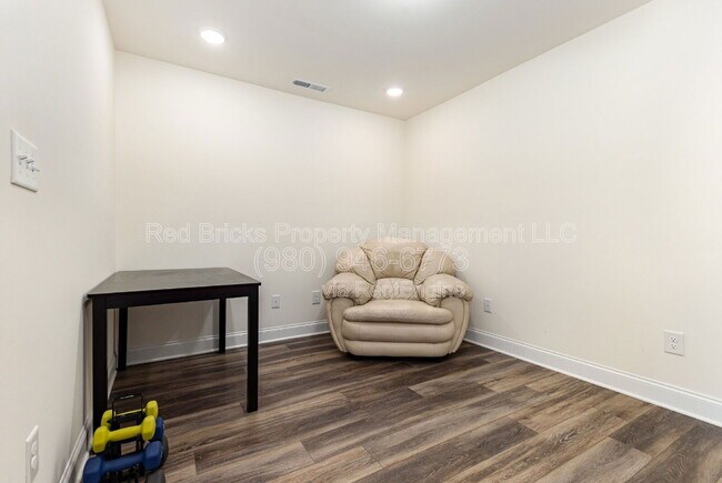 Building Photo - 3971 Fadden St