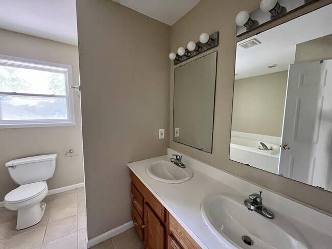 Building Photo - 911 Old Hickory Ln