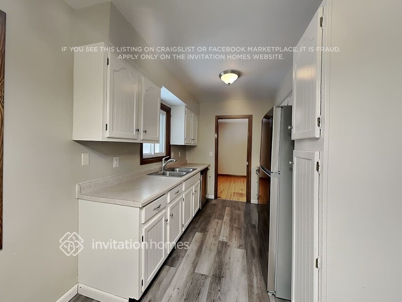 Building Photo - 3612 Commodore Dr