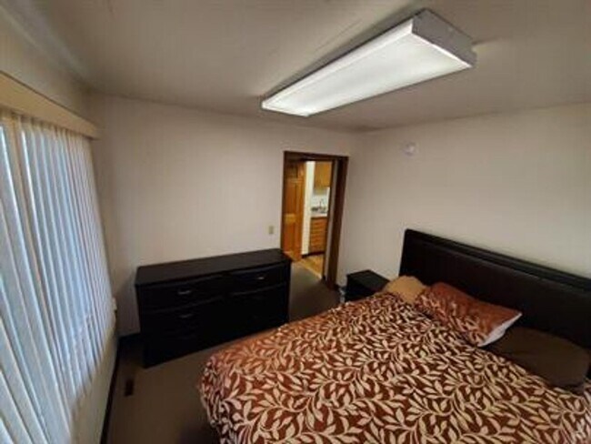 Building Photo - 7 Bed 2.5 Bath House for Rent