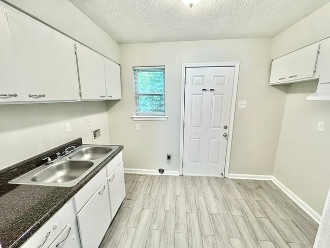 Building Photo - 3057 Radford Rd