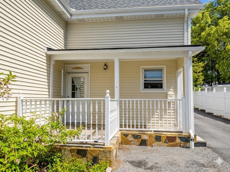 Building Photo - 1084 Chestnut St