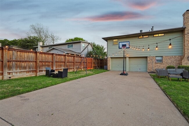 Building Photo - 7841 El Pensador Dr