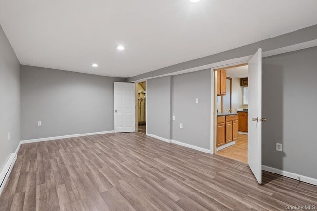 Building Photo - 7 Red Top Rd