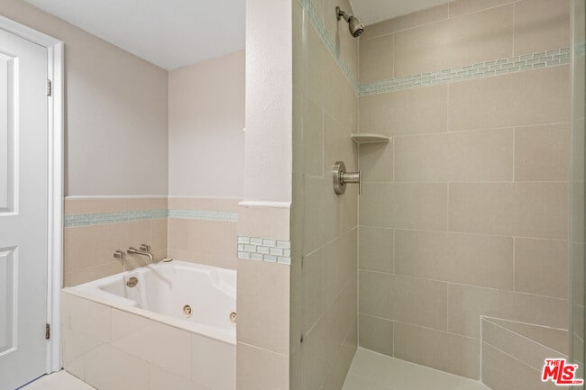 Building Photo - 1115 S Elm Dr