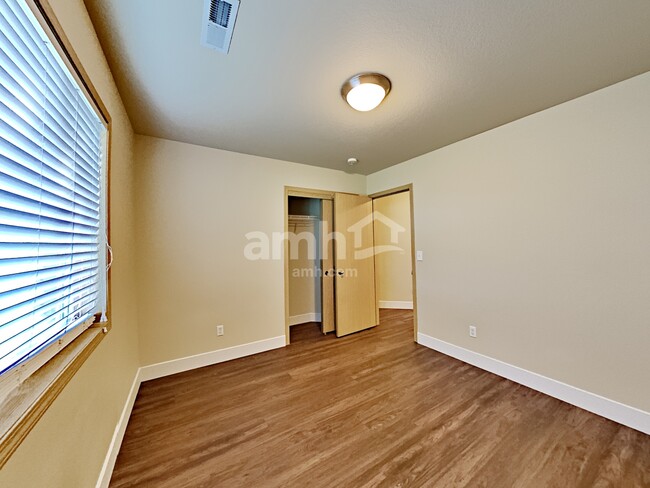 Building Photo - 2609 NE 105th Ct