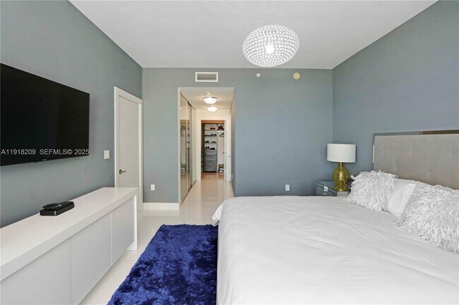 Building Photo - 900 Biscayne Blvd