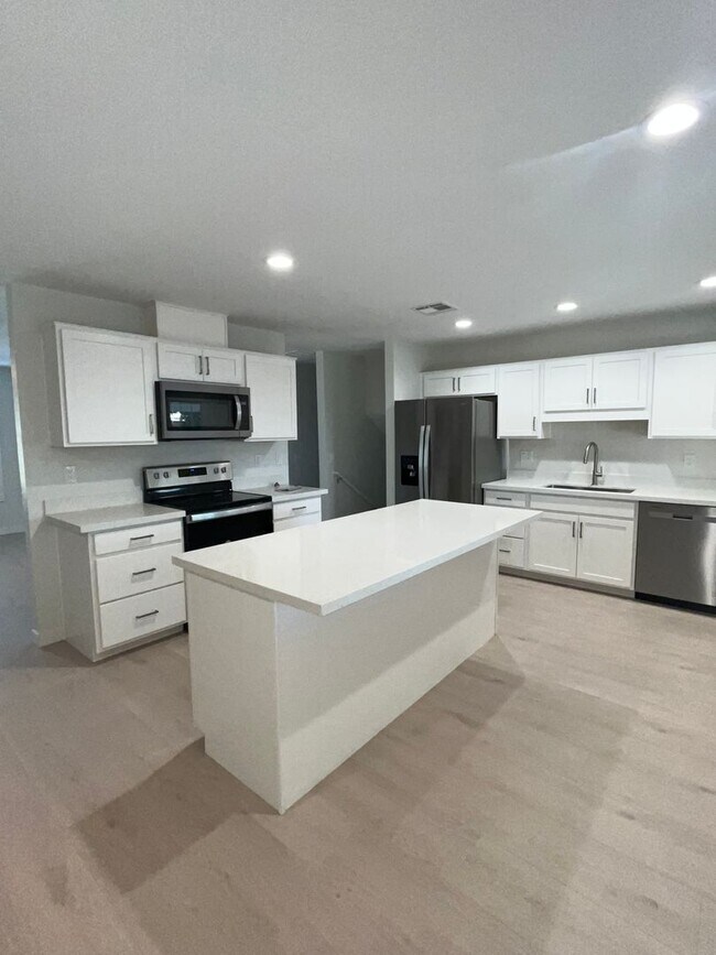 Building Photo - 121 E Santa Cruz Dr