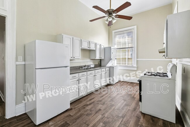 Building Photo - 2332 Ursulines Ave