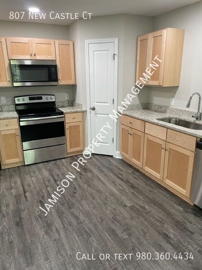 Building Photo - 807 New Castle Ct