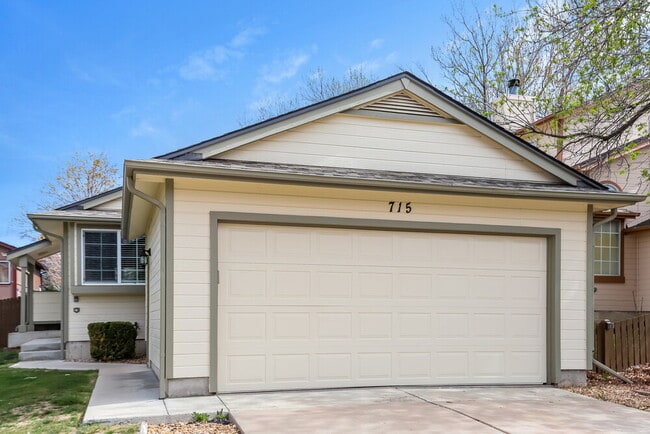 Building Photo - 715 Stowe St