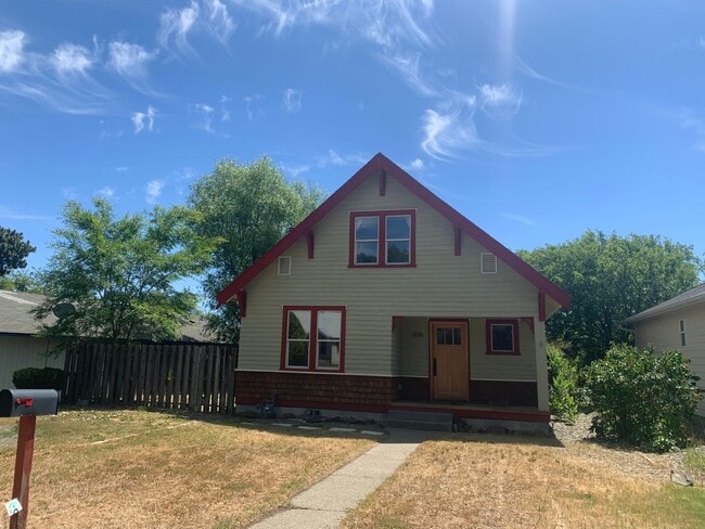 Building Photo - Spacious 3 bedroom home with two separate ...