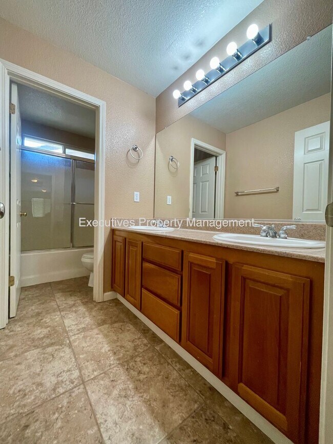 Building Photo - Available Now || 565 Peach Dr Chowchilla