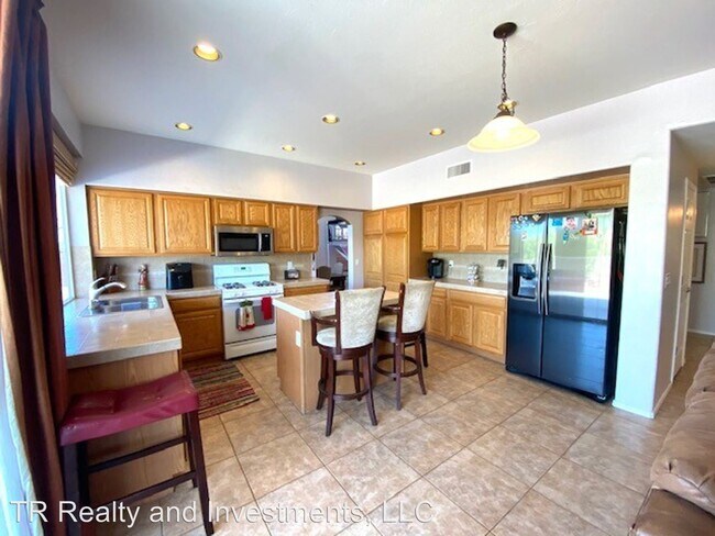 Building Photo - 5 br, 3 bath House - 372 Camino De las Casita