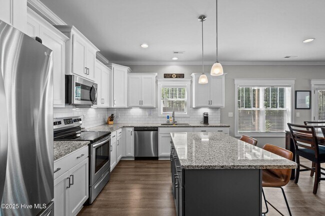 Building Photo - 594 E L Ives Dr