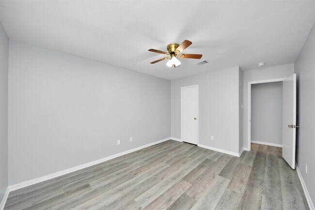 Building Photo - 10405 Shadow Oaks Dr