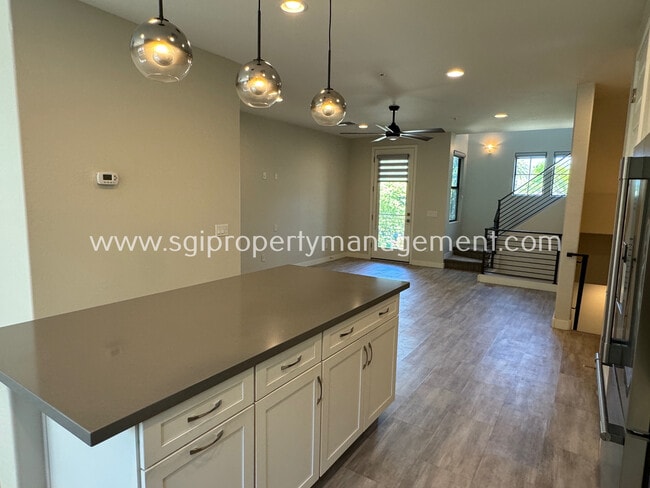 Building Photo - Luxurious Biltmore Townhome