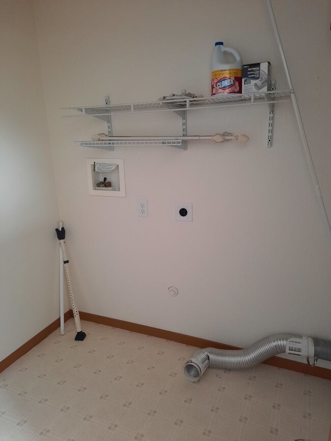 Building Photo - 2 BED | 2 BATH | TOWNHOME | SINGLE GARAGE ...