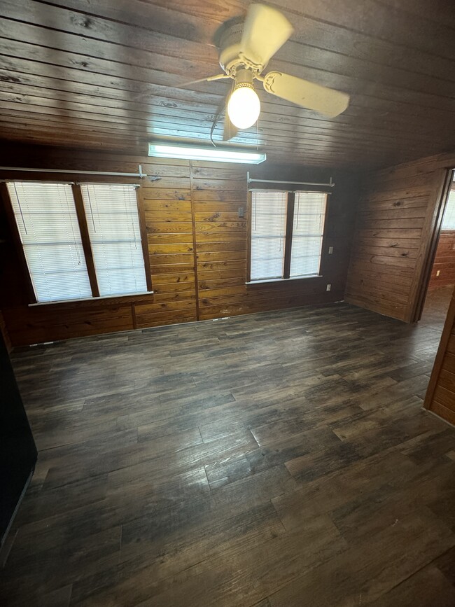 Building Photo - 405 N Burleson St