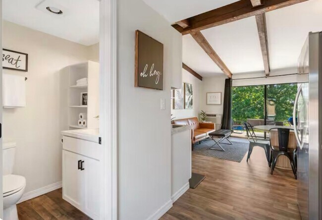 Building Photo - Remodeled and Stunning 1 Bedroom Condo | Fully Furnished | All Utilites Included | 1 Bathroom | K...