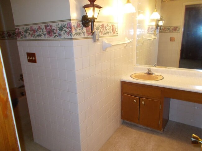 Building Photo - Spacious & Beautifully Maintained 3-Bedroo...