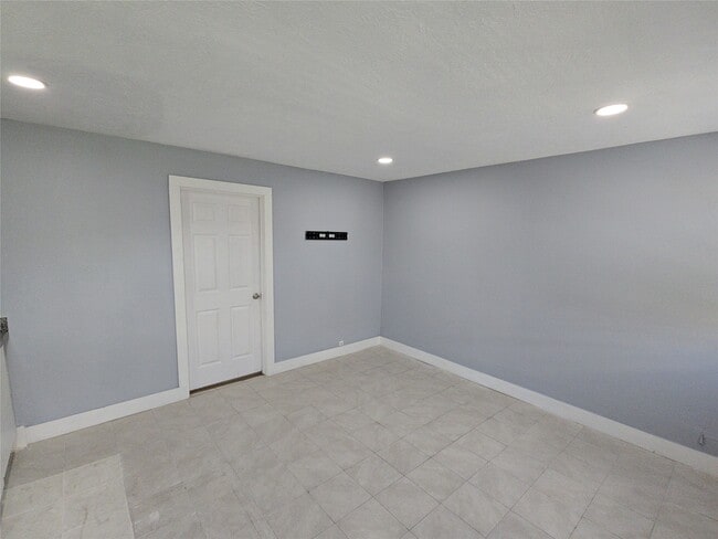 Building Photo - 9010 Linda Vista Rd