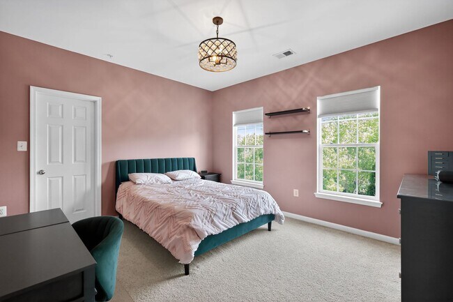 Building Photo - 4 Bed, 4.5 Bath Single Family Home in Clar...