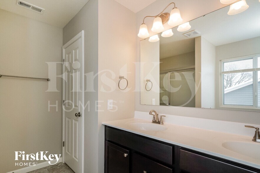 Building Photo - 645 Van Buren St