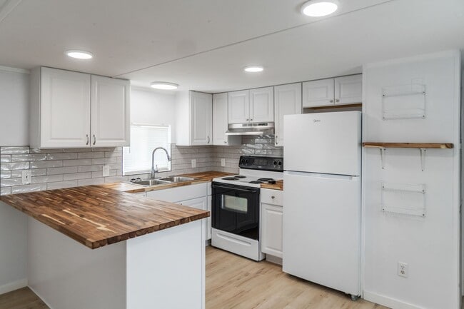 Building Photo - 2 Bed 1 Bath Single Family Home in Spokane...