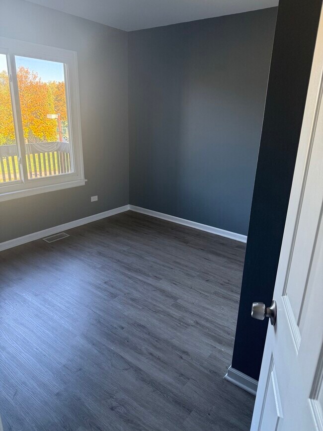 Building Photo - 1319 Kingsbury Dr