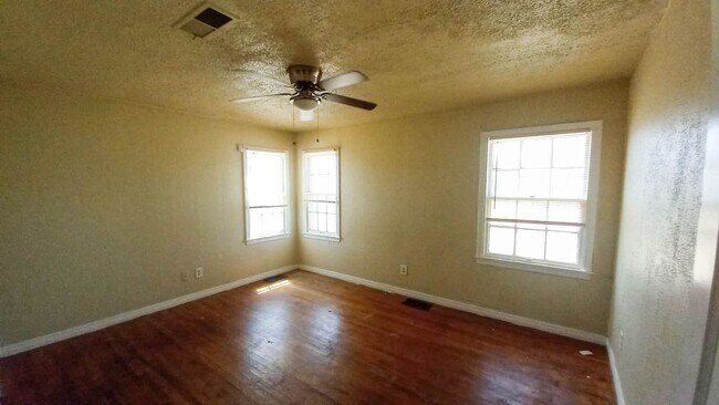 Building Photo - $0 First Month's Rent / $0 Deposit at Move-in