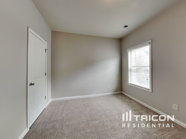 Building Photo - 5030 Glencliff Dr