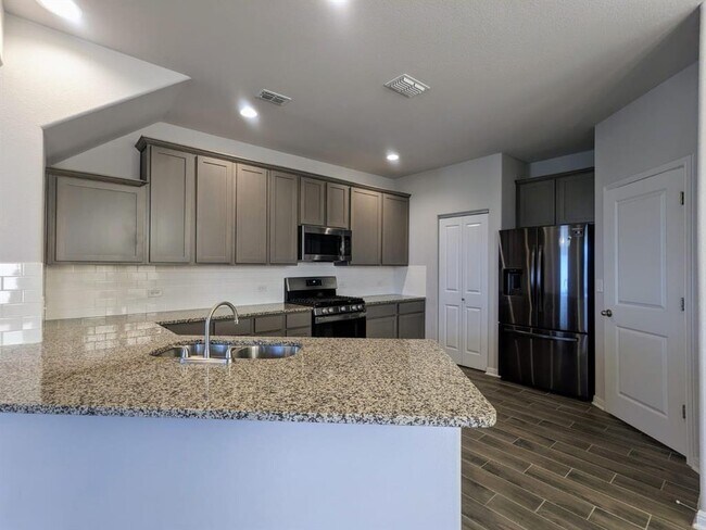 Building Photo - 196 Martha Ln