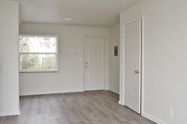 Living Room - 1303 S Cove Blvd