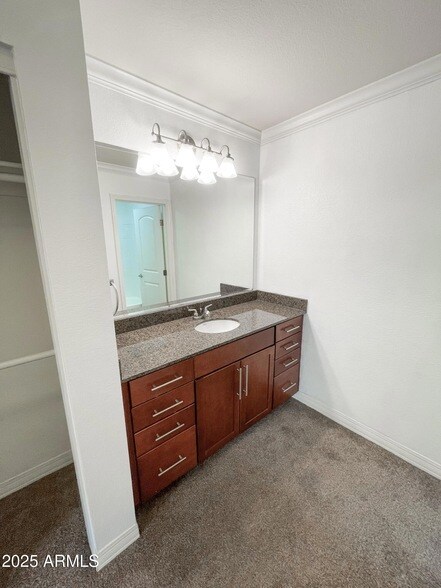 Building Photo - 2025 E Campbell Ave