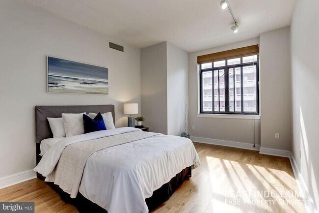 Building Photo - 809 6th St NW