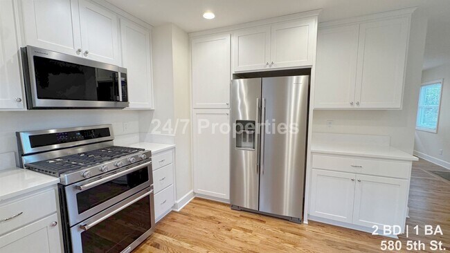 Building Photo - Remodeled 2 BD | 1BA Duplex - First Edition Lake Oswego