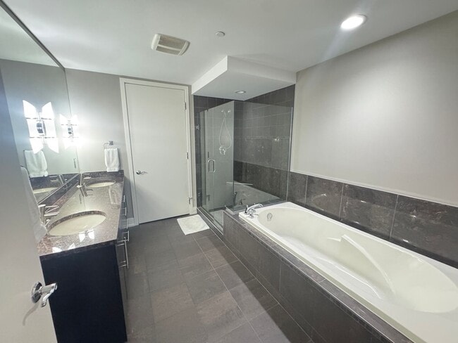 Building Photo - Three Bedroom - RiverHouse Condo!