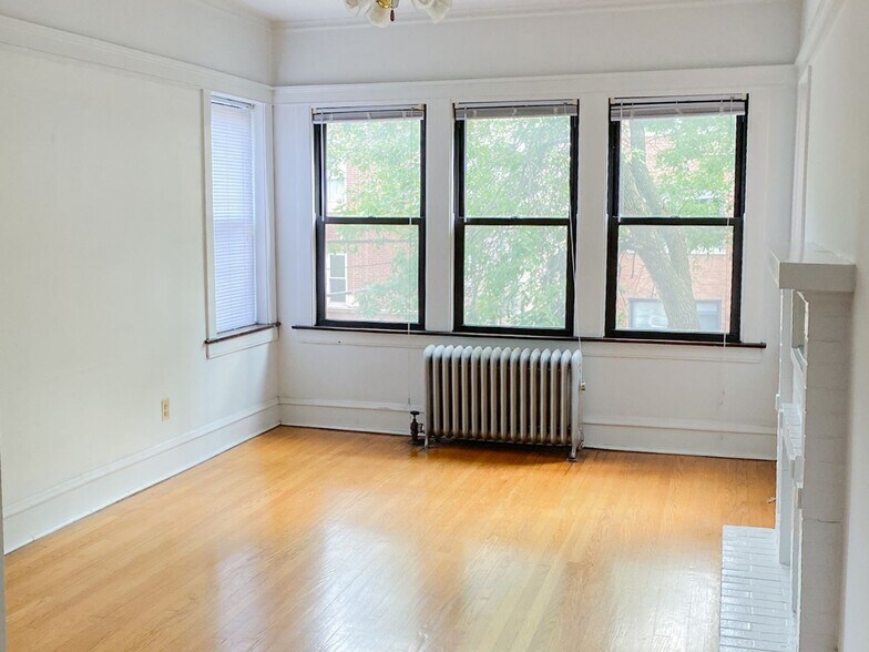 Building Photo - 1448 W Cornelia Ave