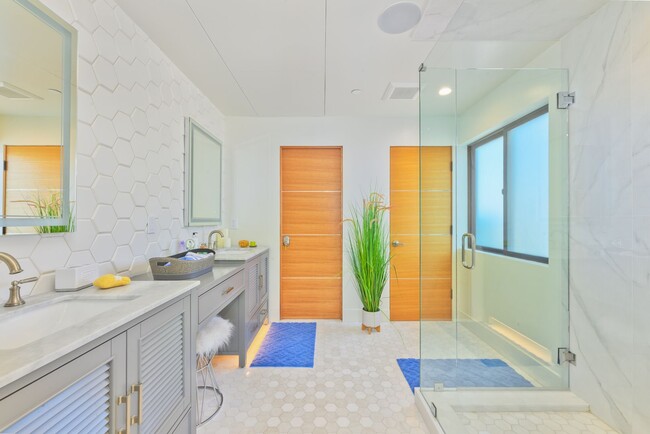 Building Photo - July & August Contemporary 3 Bedroom Condo...