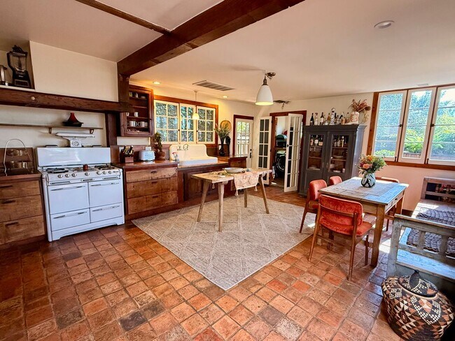 Building Photo - Furnished 1940s Beachwood Canyon Retreat with Treetop Deck + Creative Loft!
