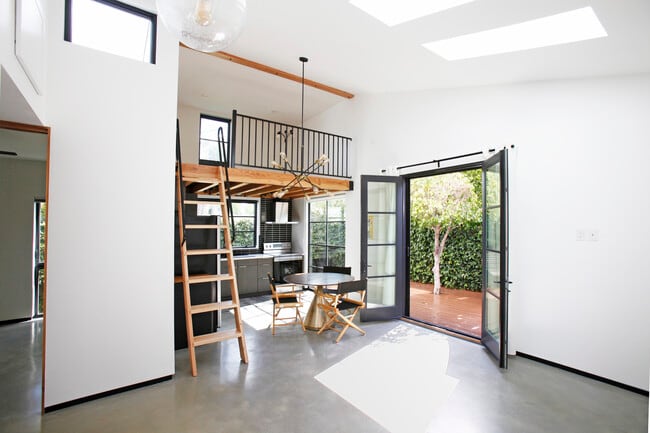 Primary Photo - 6345 Babcock Ave