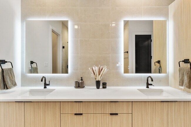 Building Photo - 1504 Ennis St