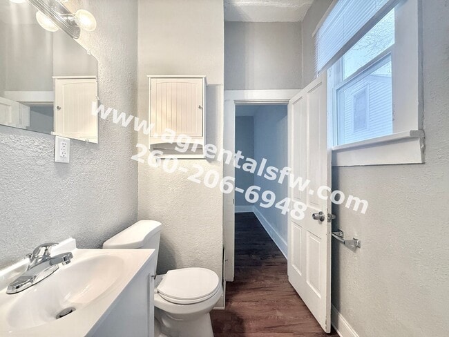 Building Photo - 3 Bedroom House