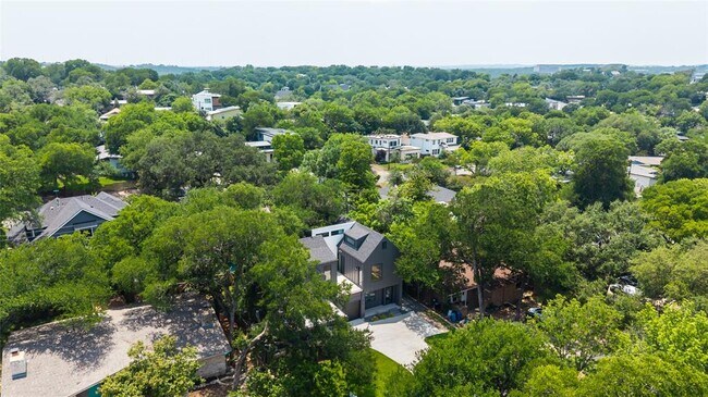 Building Photo - 2309 La Casa Dr